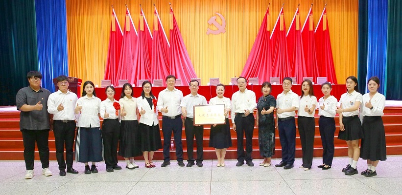 学校“两优一先”表彰大会合影.jpg