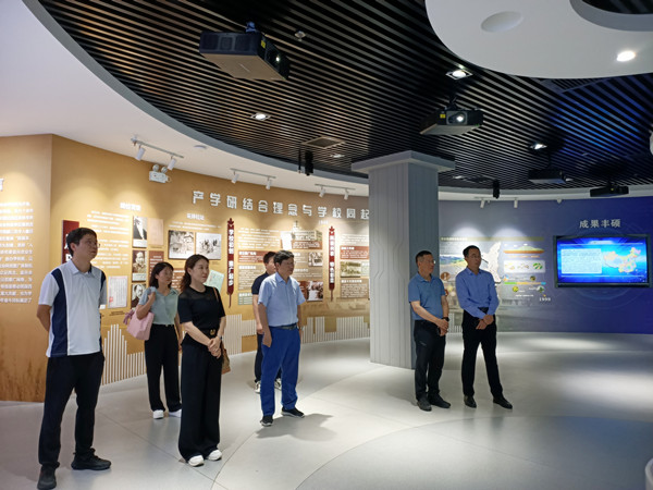 a840bfd1aed34929b3e413f2454fa376.jpg 参观科技推广展_副本.jpg